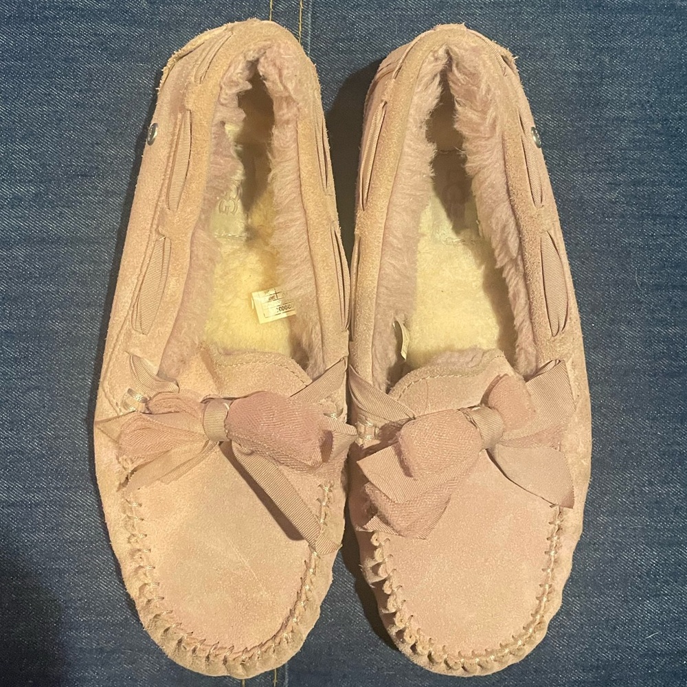 UGG Dakota Tulle Bow. Women’s size 7.  Quartz color.  Cozy and warm.